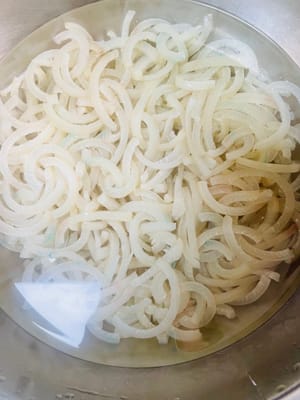 Toglietela dal fuoco e lavatela ripetutamente con acqua bollente per cinque o sei volte, finché l'acqua utilizzata per lavare la cotenna non diventa limpida, proprio come se steste facendo una 