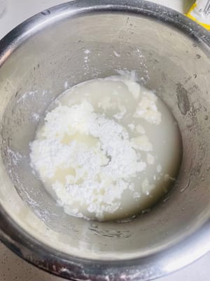 Aggiungere 300 g di farina e 50 g di amido di mais, mescolare bene, versare l'acqua di lievito preparata e impastare fino a ottenere un impasto liscio. Questa combinazione di impasto semi-fermentato e amido di mais garantisce che, anche se i panini si raffreddano e vengono riscaldati, la crosta rimarrà morbida e non dura come una pietra.

Lasciate lievitare l'impasto in un luogo caldo a circa 30 °C fino al raddoppio del volume. In inverno, potete mettere l'impasto in forno con una ciotola di acqua calda accanto, oppure posizionarlo direttamente accanto a un termosifone; assicuratevi solo che non congeli.