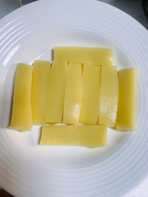 Versate il composto di aspic montato negli stampi, lasciate raffreddare e poi congelate per almeno 4 ore prima di sformarlo. Dopo averlo sformato, affettatelo sottilmente e avrete una versione semplice e rinfrescante dell'aspic in stile nord-orientale! Se state preparando solo questo aspic, potete sostituire le carote con qualsiasi ingrediente colorato a piacere per il massimo effetto visivo e nutrizionale!