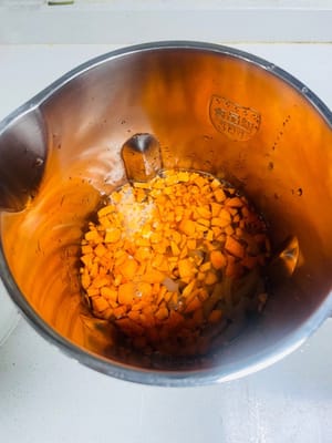 Mettere la cotenna di maiale pulita in un robot da cucina/latte di soia, aggiungere un cucchiaino di sale e poi versare le carote tritate. Selezionare la modalità 