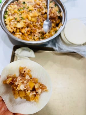 Con questo ripieno si ottengono dei ravioli incredibilmente profumati. Dopo la cottura risultano teneri e succosi, molto meglio di quelli comprati al supermercato.