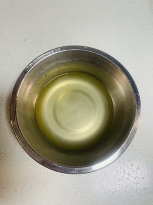 Mettete lo zenzero, i cipollotti e i grani di pepe di Sichuan in una ciotola, versate 100 g di acqua bollente per infondere l'aroma e lasciate raffreddare prima di utilizzarli. Se non avete i grani di pepe di Sichuan, potete usare l'anice stellato. Se non avete nemmeno questi, usate semplicemente acqua con cipollotti e zenzero tritati; funzionerà altrettanto bene.