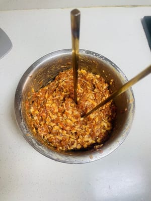 Aggiungere la salsa di soia leggera e la salsa di ostriche e continuare a mescolare nella stessa direzione fino a quando il composto non diventa appiccicoso. Quindi aggiungere un po' di fecola di patate e mescolare finché una bacchetta inserita non cade. Infine, condire con 30 g di olio di sesamo o di cipollotto. L'aroma sarà così invitante che i vostri vicini busseranno alla porta!