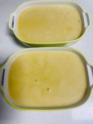 Versate il composto di aspic montato negli stampi, lasciate raffreddare e poi congelate per almeno 4 ore prima di sformarlo. Dopo averlo sformato, affettatelo sottilmente e avrete una versione semplice e rinfrescante dell'aspic in stile nord-orientale! Se state preparando solo questo aspic, potete sostituire le carote con qualsiasi ingrediente colorato a piacere per il massimo effetto visivo e nutrizionale!