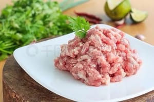500 g di carne macinata di maiale con strati alternati di grasso e carne magra