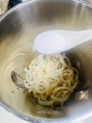 Mettere la cotenna di maiale pulita in un robot da cucina/latte di soia, aggiungere un cucchiaino di sale e poi versare le carote tritate. Selezionare la modalità 