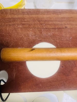 Dividere l'impasto in porzioni da circa 40 g ciascuna e stenderle in pezzi rotondi spessi circa 2 mm, leggermente più grandi e sottili delle sfoglie per ravioli.