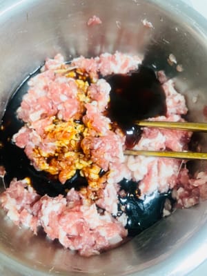 Aggiungere la salsa di soia leggera e la salsa di ostriche e continuare a mescolare nella stessa direzione fino a quando il composto non diventa appiccicoso. Quindi aggiungere un po' di fecola di patate e mescolare finché una bacchetta inserita non cade. Infine, condire con 30 g di olio di sesamo o di cipollotto. L'aroma sarà così invitante che i vostri vicini busseranno alla porta!