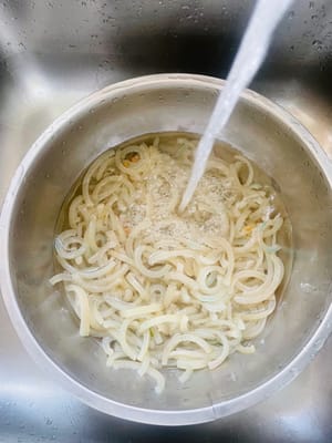Toglietela dal fuoco e lavatela ripetutamente con acqua bollente per cinque o sei volte, finché l'acqua utilizzata per lavare la cotenna non diventa limpida, proprio come se steste facendo una 