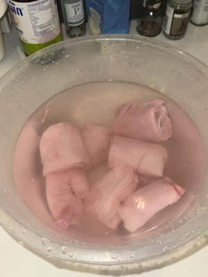 将肉浸泡在冷水中至少 4 小时以去除多余的血水
