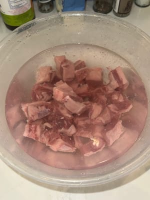 将肉浸泡在冷水中至少 4 小时以去除多余的血水