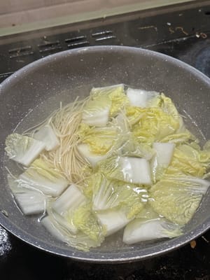 根据包装煮面条，并选择蔬菜（可选）