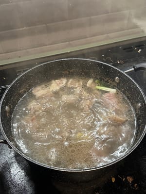 煮沸后，静置5分钟。之后，倒掉脏水，将肉放入速溶锅中。