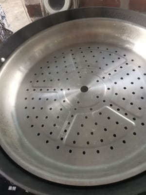 then prepare a frying pan, pour in water, wait until the water boils