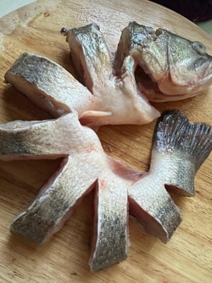 En primer lugar, corte el pescado en tiras de 2 dedos de grosor como se muestra.