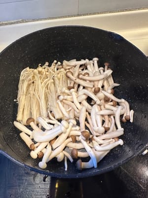 En una olla limpia, colocar los hongos surtidos como base.