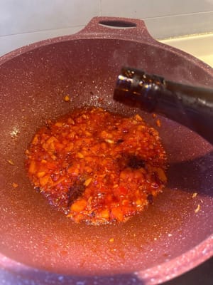 Luego agregue el vino hua tiao y luego unos 100 ml de agua hirviendo.