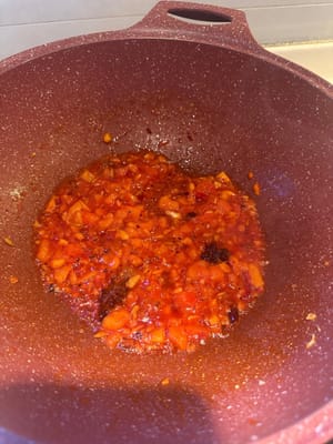 En otro hoyo, sofreír el ajo, el jengibre, el tomate, el anís estrellado y la pasta de frijoles picante hasta que estén aromáticos.