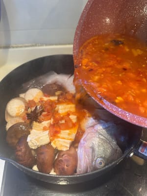 Vierta la base de sopa en la olla con el pescado.