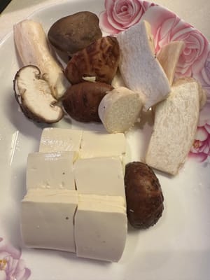 Prepare los champiñones y el tofu como se muestra.