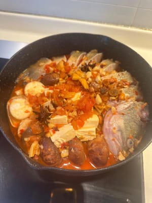 Vierta la base de sopa en la olla con el pescado.