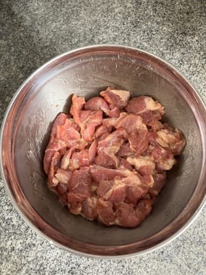 將豬肉片與調味料充分混合