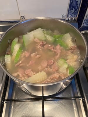 將豬肉煮約 2 分鐘後，攪拌以打散豬肉片，再煮 3 分鐘。