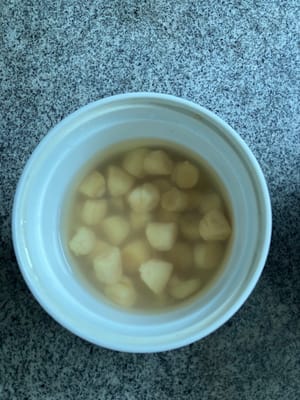 扇貝洗淨，用水浸泡一小時