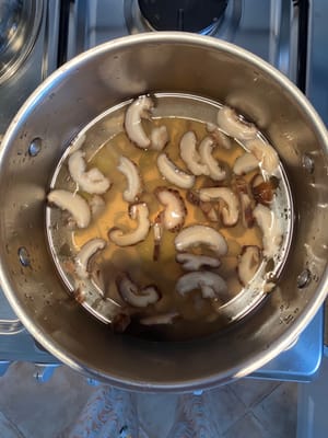 將香菇、乾貝水放入3公升水中，以大火煲滾。  加入薑、蘑菇片和扇貝，繼續煲滾。  煲滾後轉中火並繼續煮約 10 分鐘。