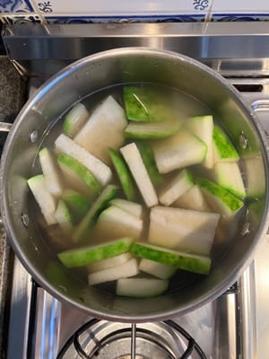 將節瓜放入煲滾的湯中，繼續煮10分鐘。