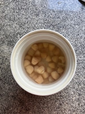把扇貝裡的水瀝乾，保留液體