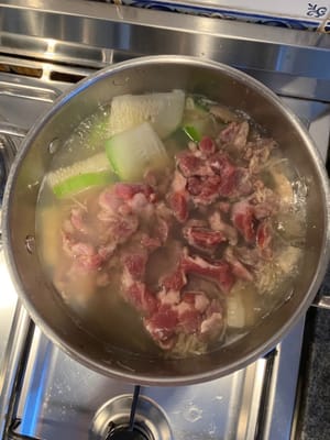 將調味好的豬肉放入煲滾的湯中，不要攪拌，約 2 分鐘。