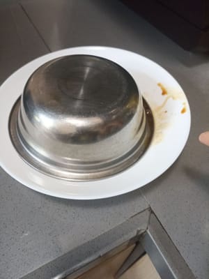 准备一个盘子，将盘子放在碗上，然后翻转，使盘子在底部，