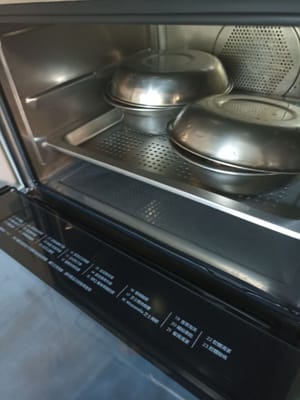 将芋头和五花肉放入碗中，并用盘子或东西盖住，这样蒸的时候，碗里就不会进太多水。