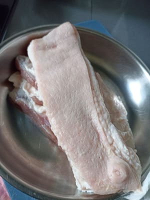 将五花肉洗净