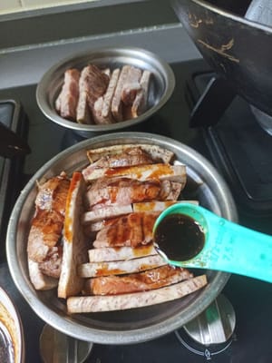 摆盘完成后，淋上香料酱即可。