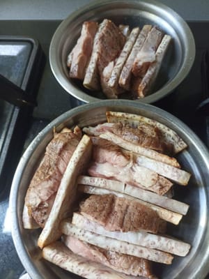 继续像汉堡一样摆放芋头和五花肉。把芋头皮和五花肉皮都放在底部，所以要翻面，因为烤好后，我们要把它们盛到盘子里，这样看起来更美观。