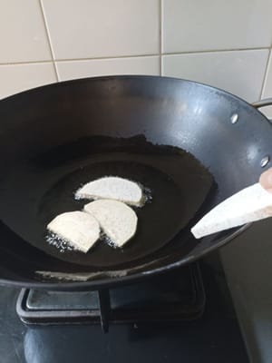 将芋头逐个放入