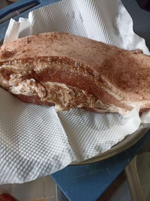 这是五花肉裹上香料后的结果。