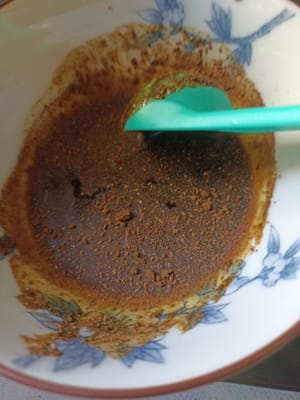 准备一个碗，我们做一个原因，加入香料，糖，酱油，蚝油，老抽，五香粉，米酒，然后搅拌均匀。