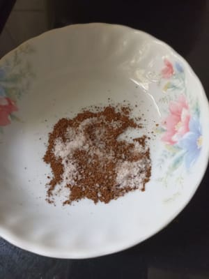 准备 1/4 茶匙盐和 1/2 茶匙五香粉，然后搅拌。