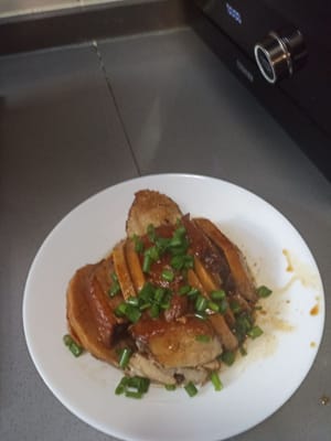 打开碗，撒上葱花，蒸好的五花肉和芋头皂即可食用。