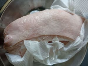 用厨房纸巾擦干