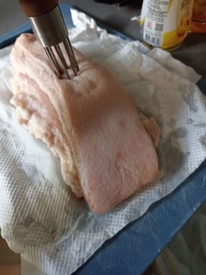 在五花肉皮上扎几个孔，以免煎炸时炸裂。