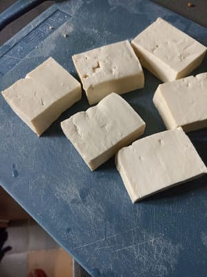 Tofu in mehrere Stücke schneiden