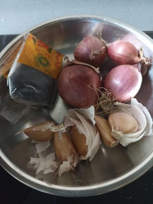 Schalottensamen, 5 Knoblauchzehen und 1 Löffel Tamarinde ohne Samen