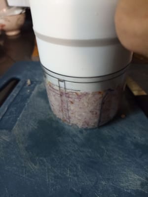 研磨香料的過程。例如大蒜、紅蔥頭、香菜和石栗。