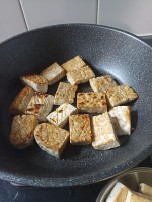 Drehen Sie das Tempeh um und wiederholen Sie dies, bis das gesamte Tempeh braun ist.