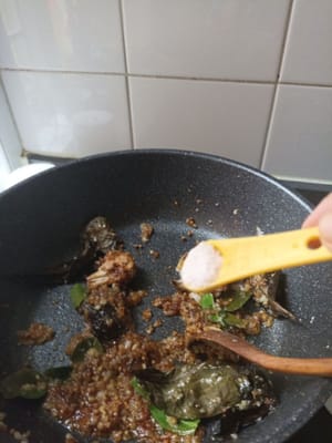 Salz beim Braten hinzufügen