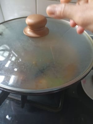 Abdecken und etwa 2-3 Minuten kochen lassen